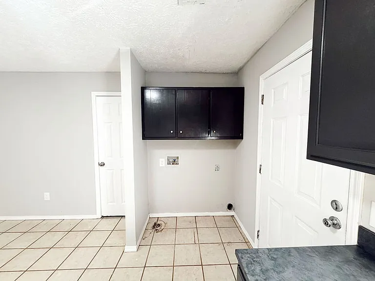 Valley View Apartments — Photo 15