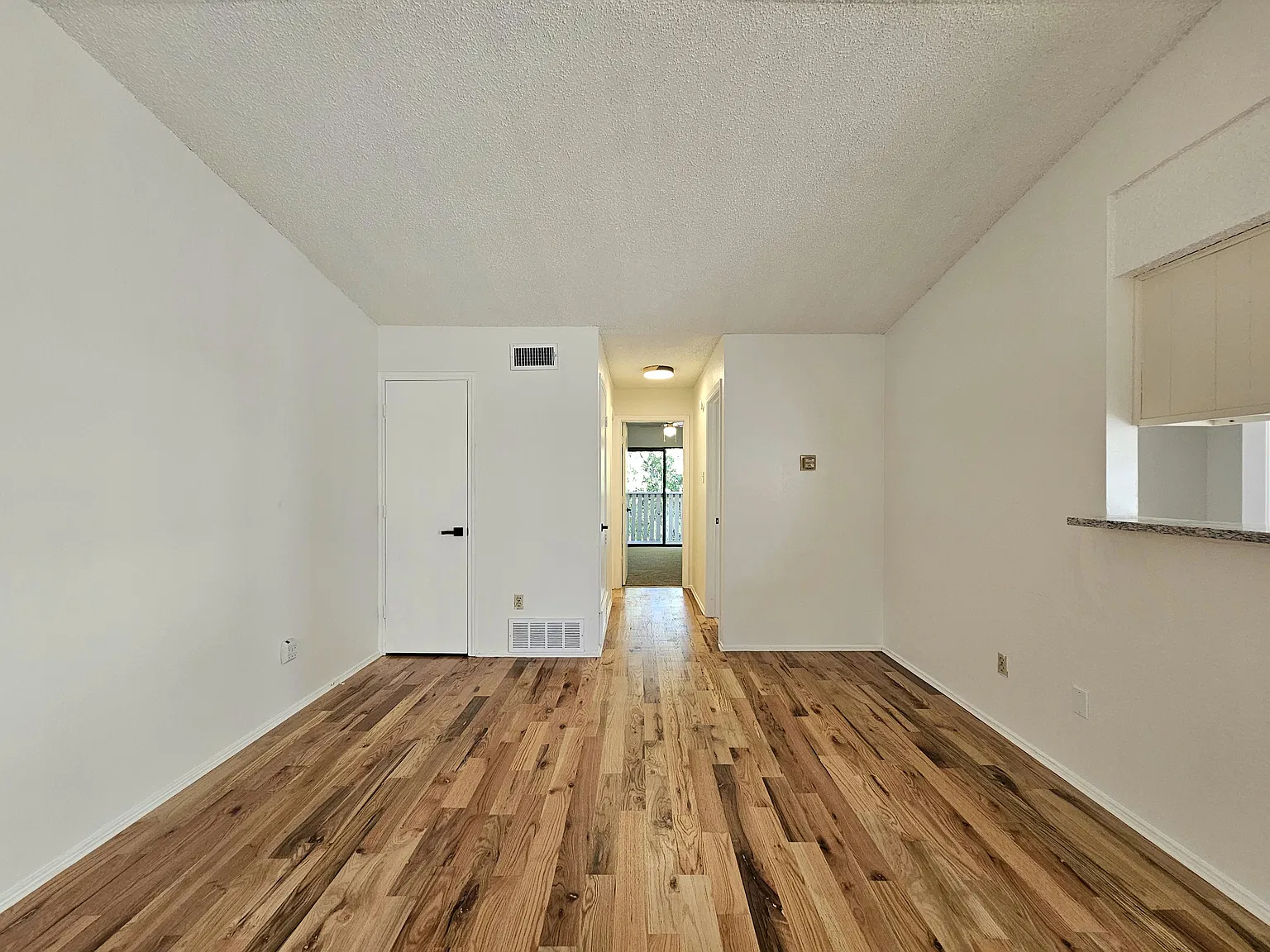 2 bed, 832 sqft, $1,225 — Photo 3