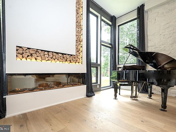 5th image of 1096 Mansion Ln