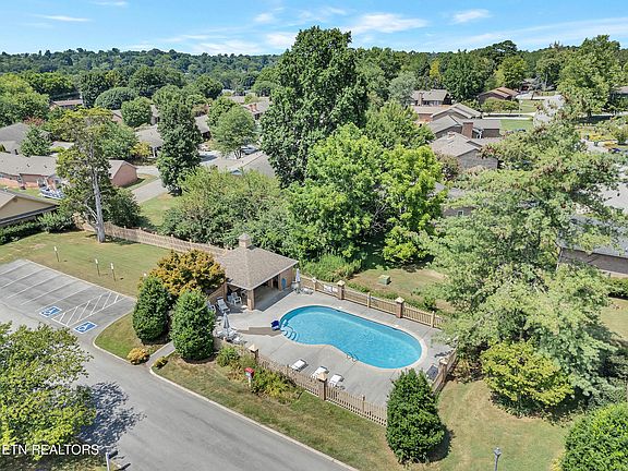 5th image of 904 Portsmouth Cir