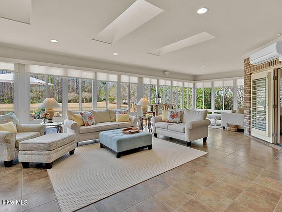 2nd image of 1092 Leesburg Drive
