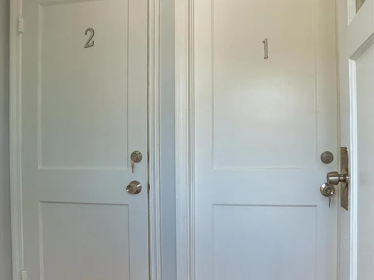 1323 N Kenwood Ave #1 — Photo 6