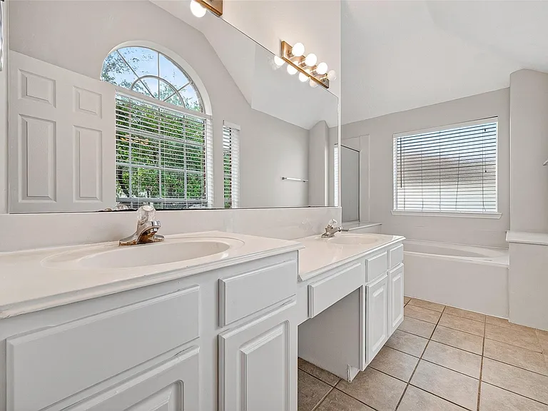 4539 Springfield Lakes St — Photo 27