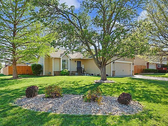 2nd image of 251 E Catalpa Ct