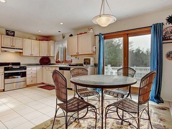 5th image of 361 Moses Ln