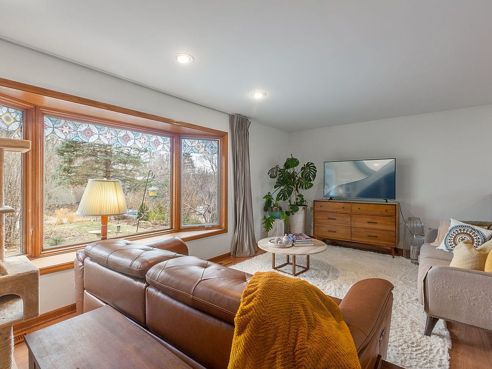 5 Echo Hill Rd, Oakwood Hills, IL 60013 | Zillow