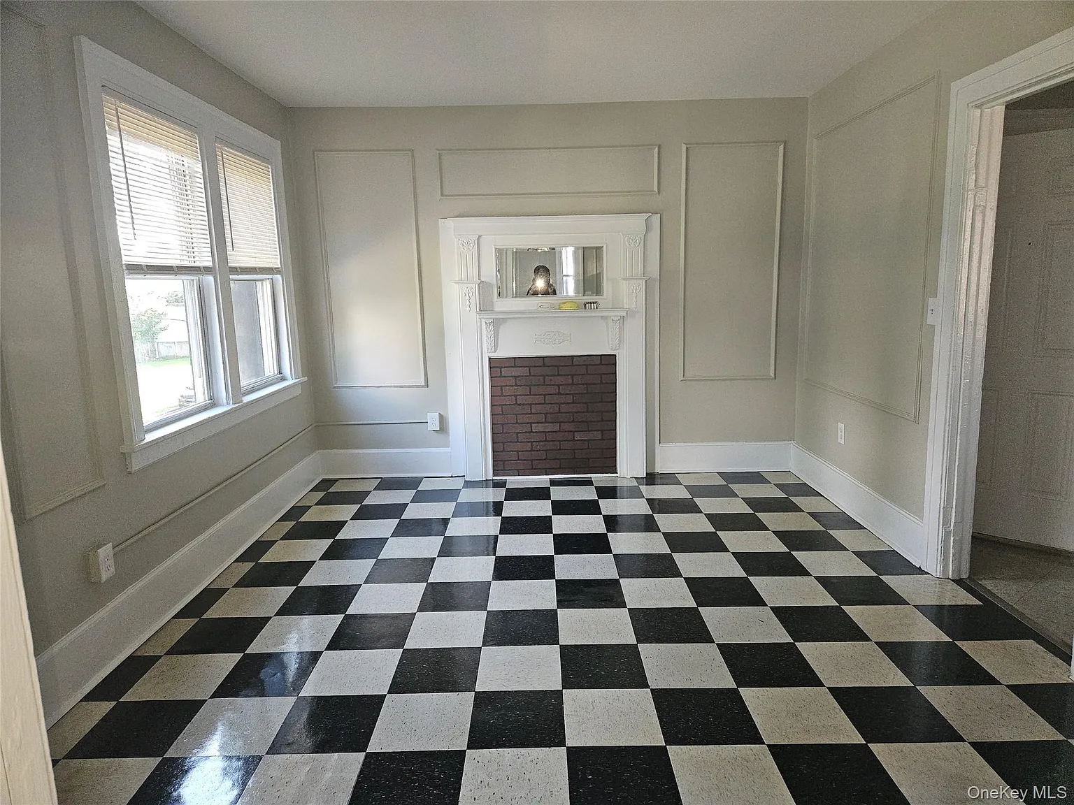 3 bed, 1.0 bath, 700 sqft, $1,900 — Photo 3