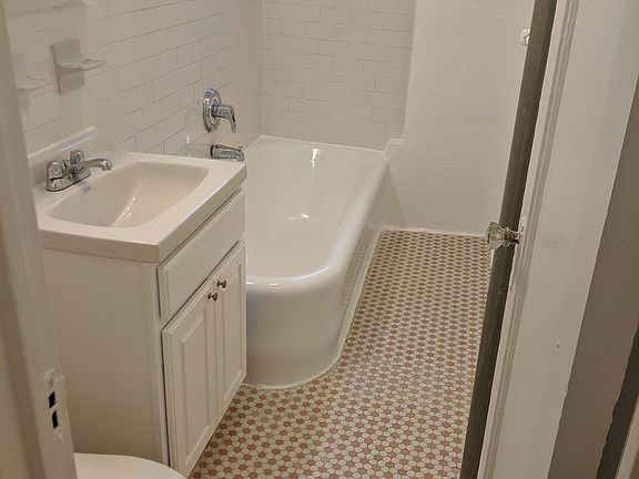 5th image of 8015 Grenfell St #B4