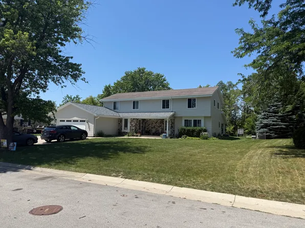 902 Hancock Ct #900, Oconomowoc, WI 53066
