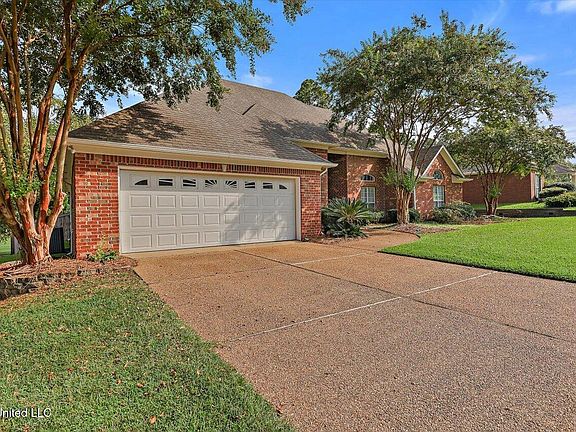2nd image of 174 Woodlands Glen Cir