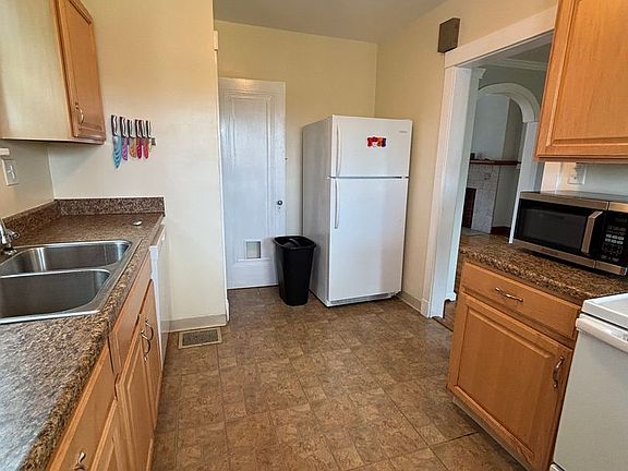 4th image of 380 Lamarido St