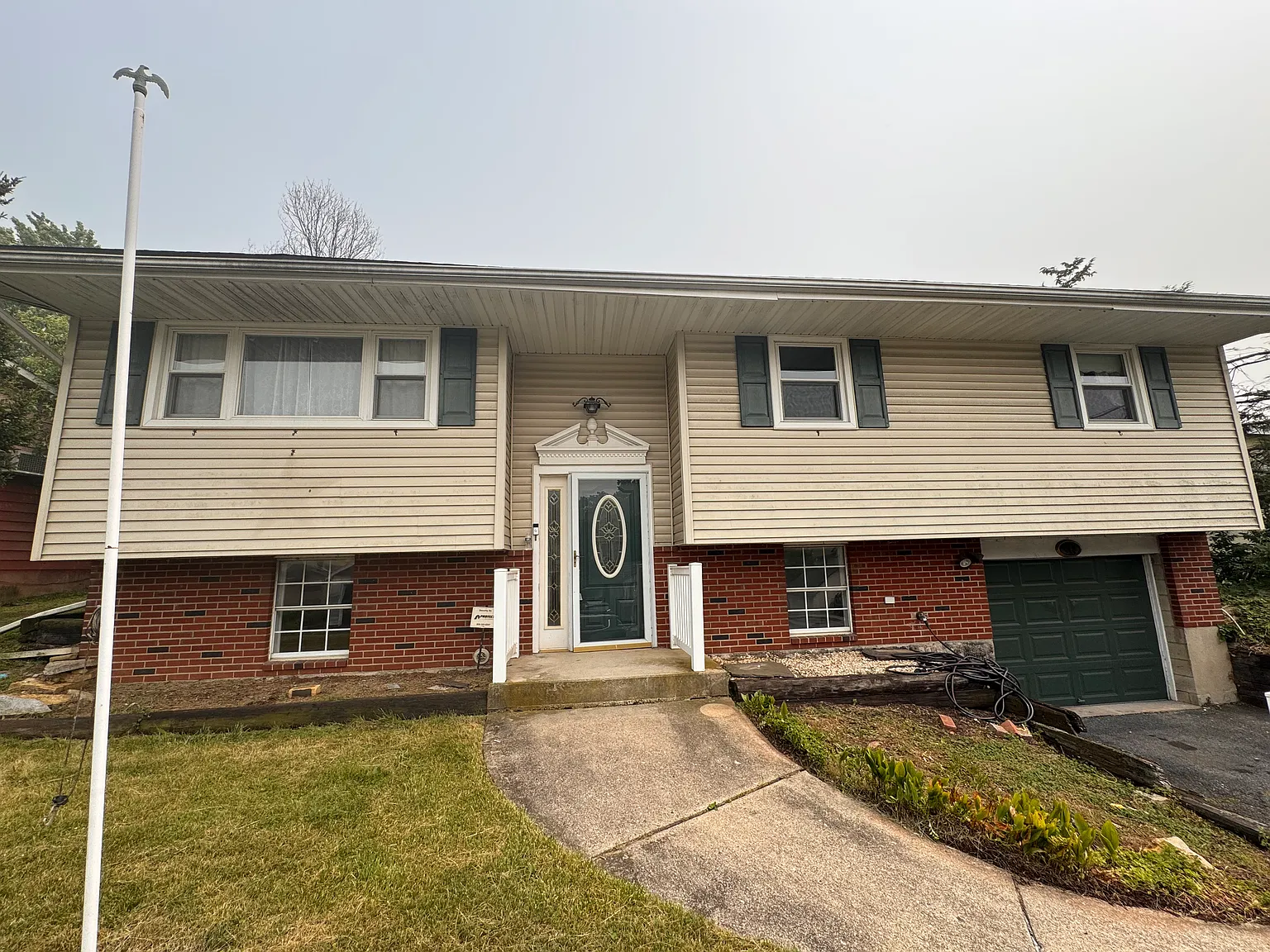 5 bed, 1900 sqft, $2,595 — Photo 2