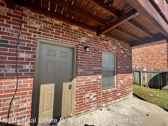 2nd image of 424 Vieux Orleans Cir APT B