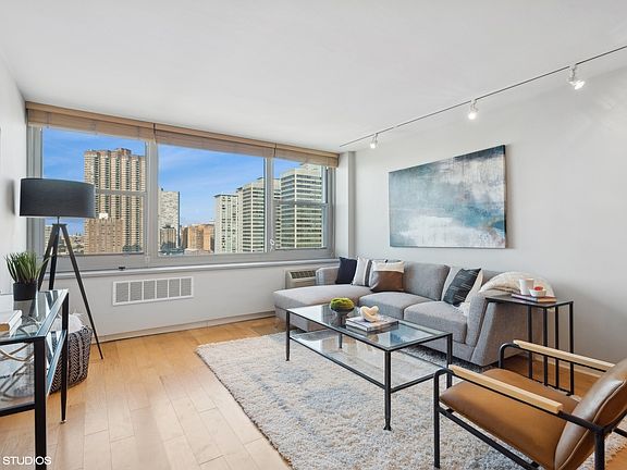 5th image of 555 W Cornelia Ave APT 1606