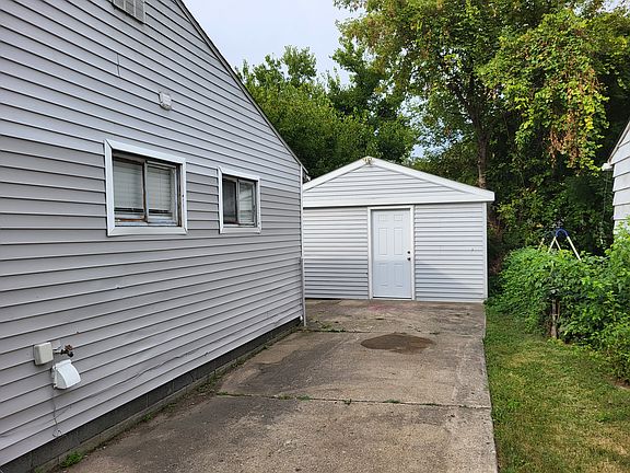 2nd image of 22001 Fern St