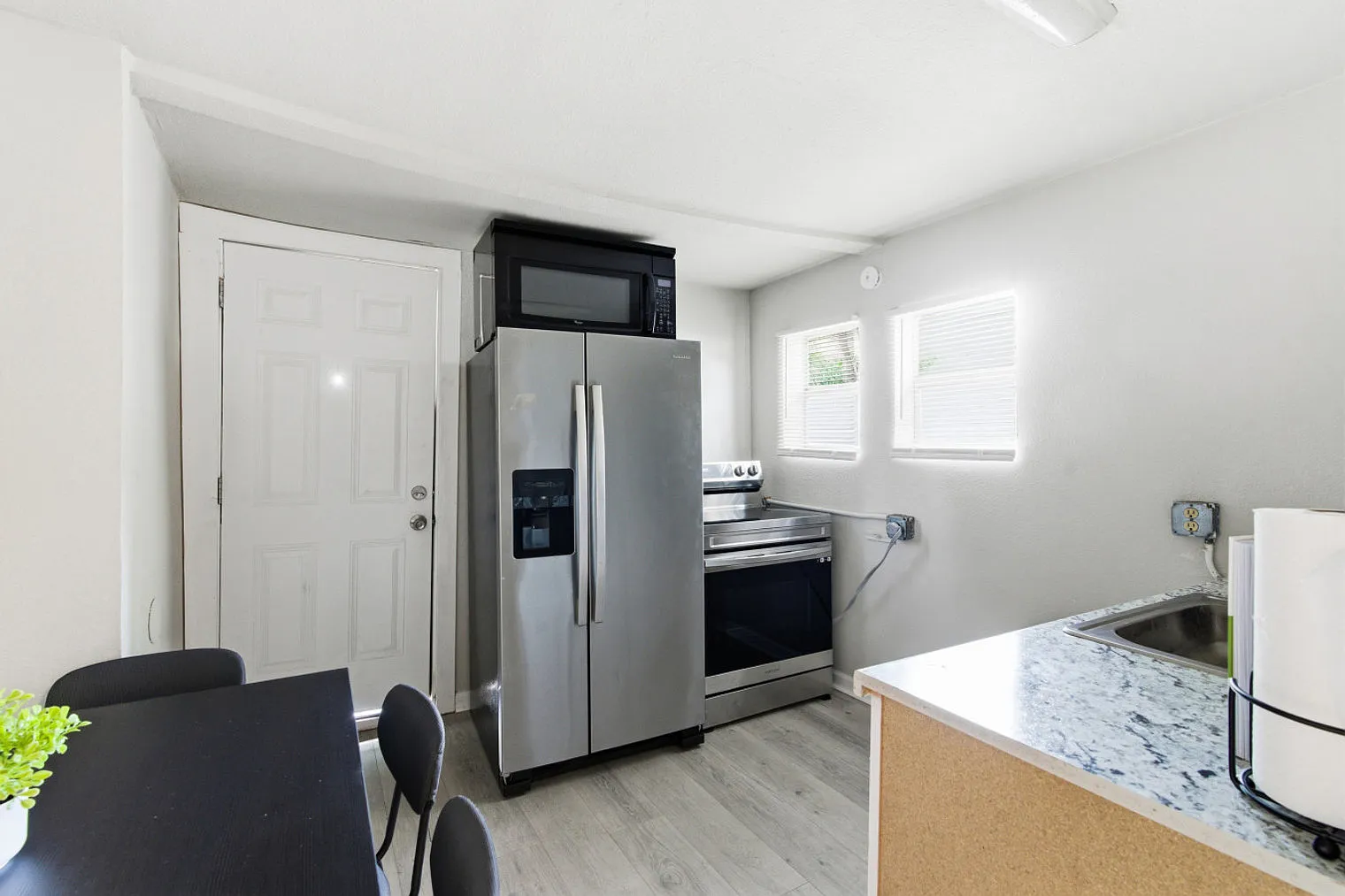 2 bed, 1.0 bath, 2949 sqft, $5,000 — Photo 4