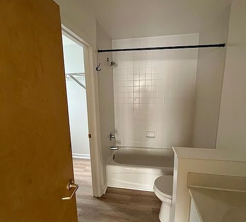 3rd image of 907 Caroline St #9