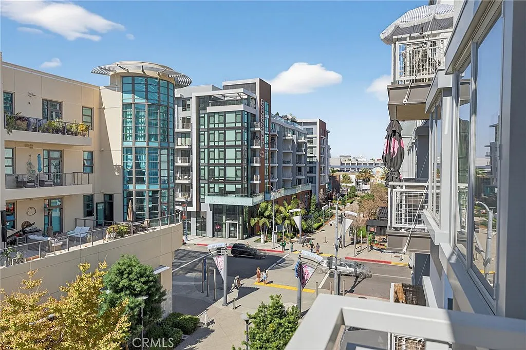 Building Photo - 150 The Promenade N #415