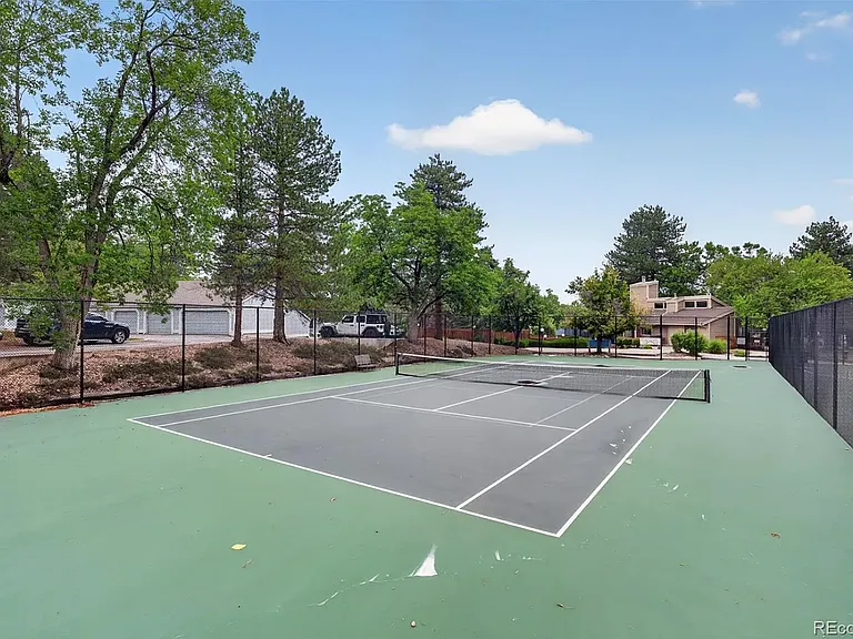 HOA-maintained full tennis court.