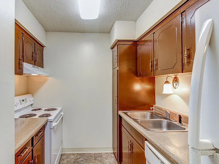 El Chaparral Apartments — Photo 7