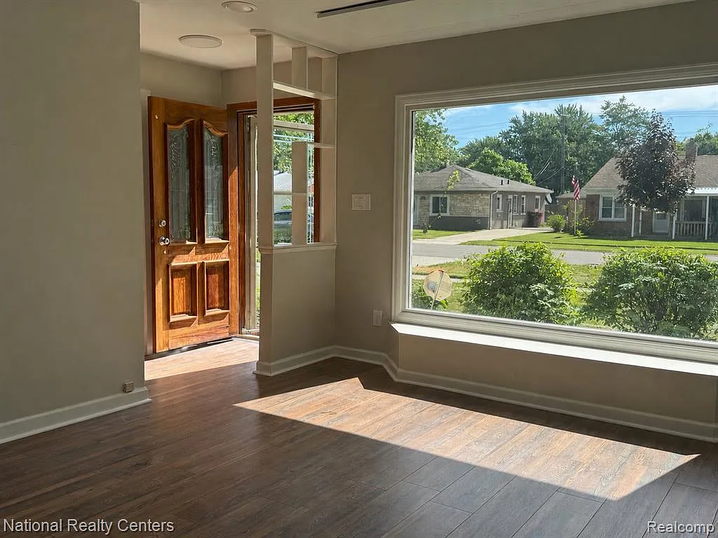 3 bed, 1.0 bath, 1056 sqft, $1,800 — Photo 2