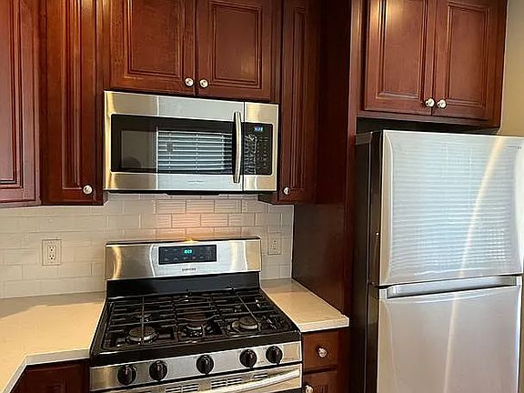 2nd image of 721 Rollins Rd APT 3