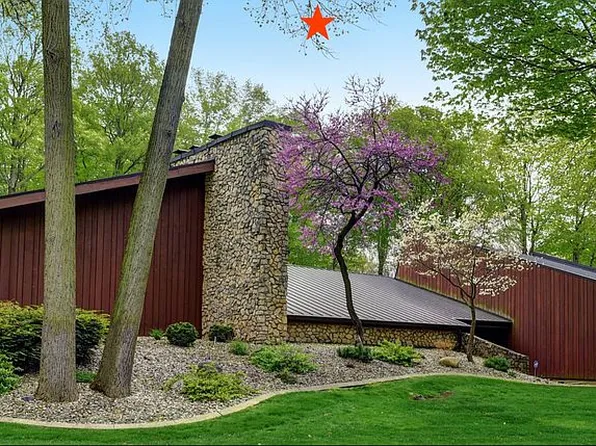 1001 Parkwood Dr, Nappanee, IN 46550