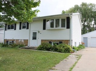 816 Iroquois Ave, Rockford, IL 61102