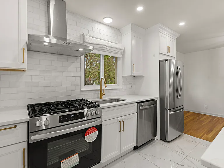 32 Beechwood Rd — Photo 2