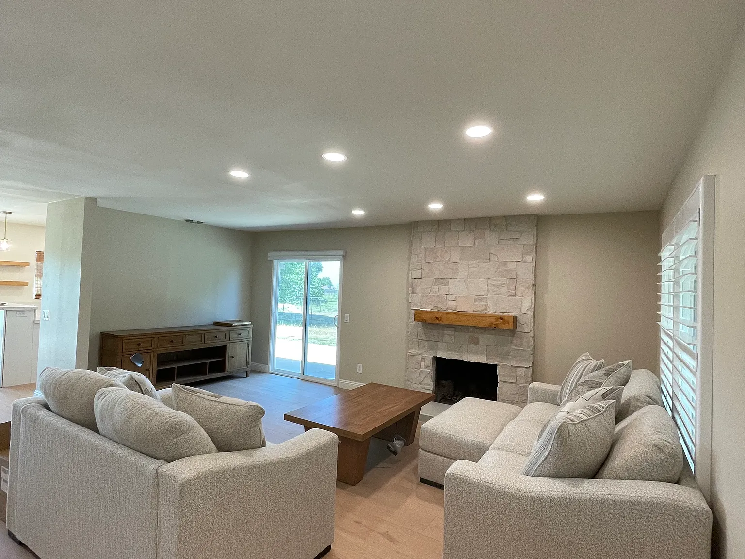 4 bed, 1904 sqft, $4,000 — Photo 2