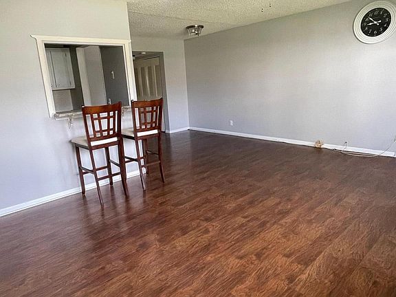 4th image of 376 Windsor Q