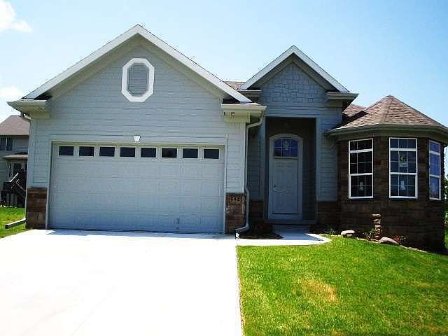 1st image of 942 S 183rd St