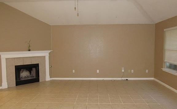 4th image of 207 Plumbago Dr