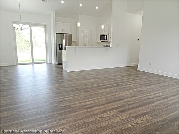 4th image of 503 Lake Helen Dr