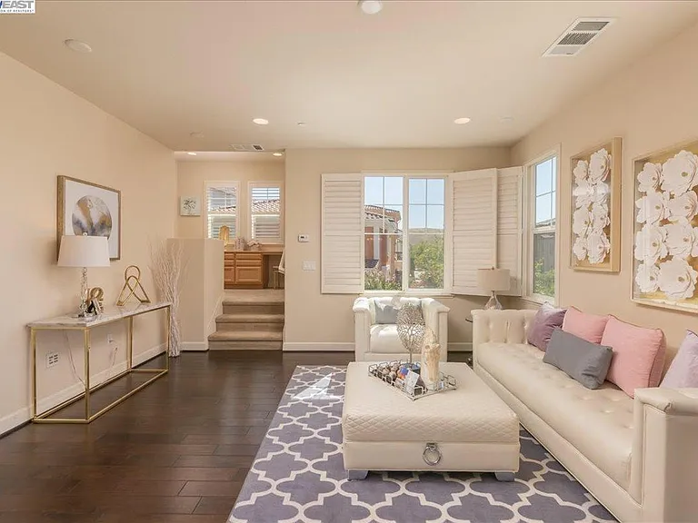 486 Selby Ln — Photo 3