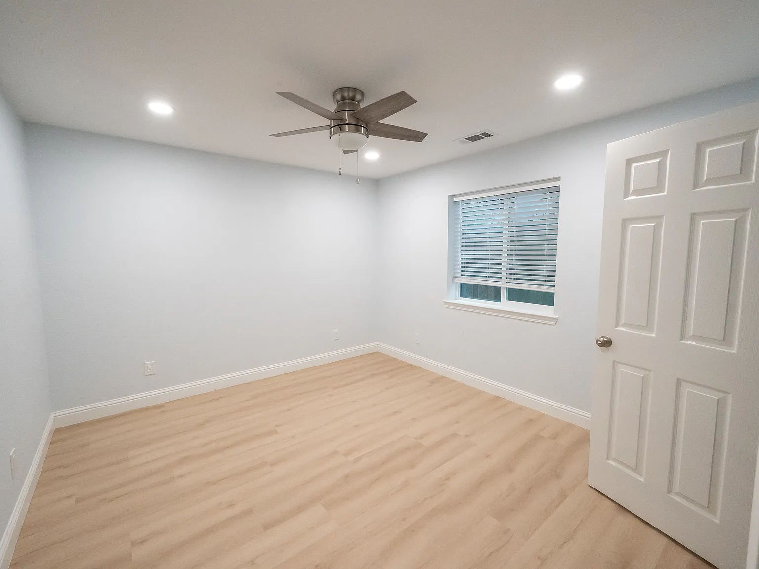 2 bed, 1.5 bath, 730 sqft, $2,999 — Photo 2