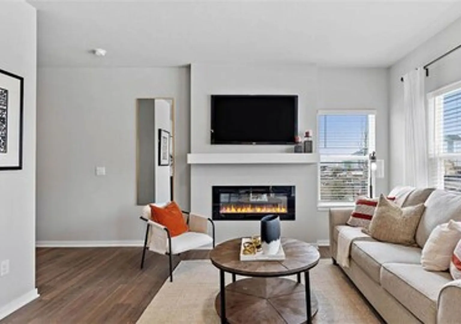 1047 Maywood Lane — Photo 3