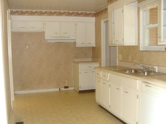 3rd image of 120 Karen Dr