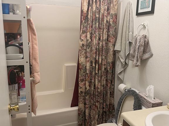 4th image of 450 Palm Dr APT 6