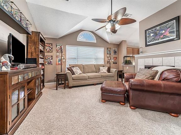 4th image of 2215 Spruce Cir