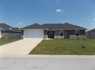 807 Neosho Heights Cir, Neosho, MO 64850