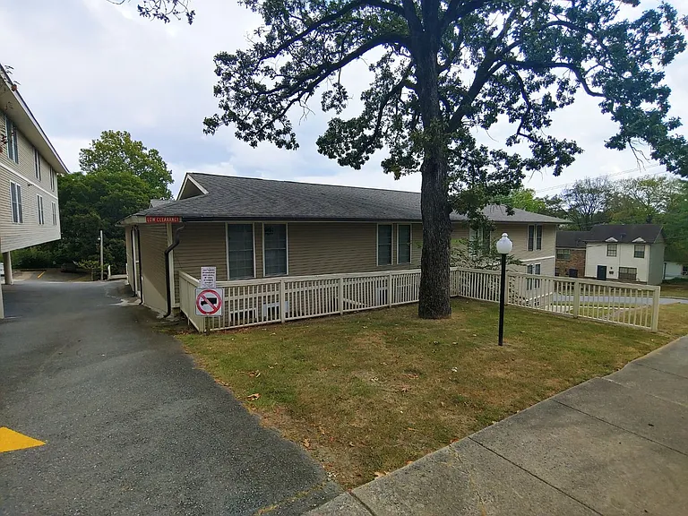 Barton Oaks Apartments — Photo 22