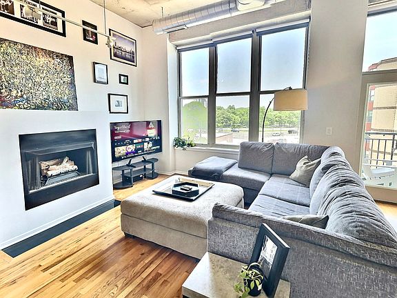60" smart TV, fireplace, fast WiFi with all utilities set up and included in rent