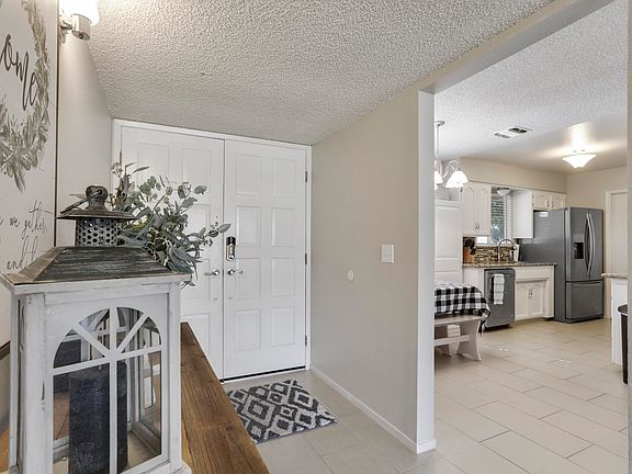 3rd image of 718 W Dorothea Ave