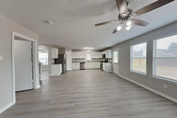 4 bed, 2.5 bath, 2488 sqft, $2,200 — Photo 4