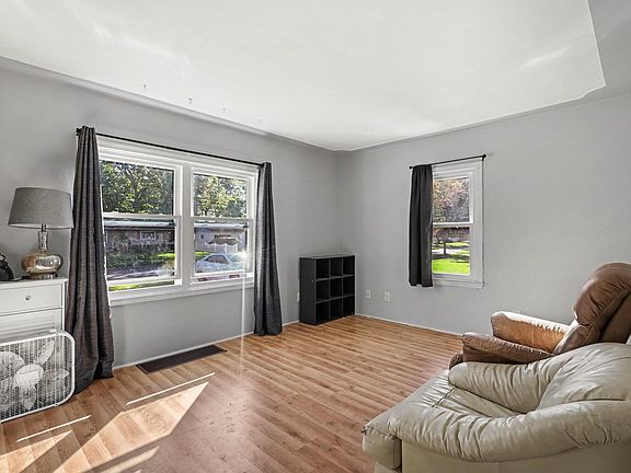 3rd image of 1461 Creston St