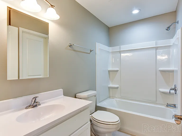 Mercedes Place Apartments — Photo 21