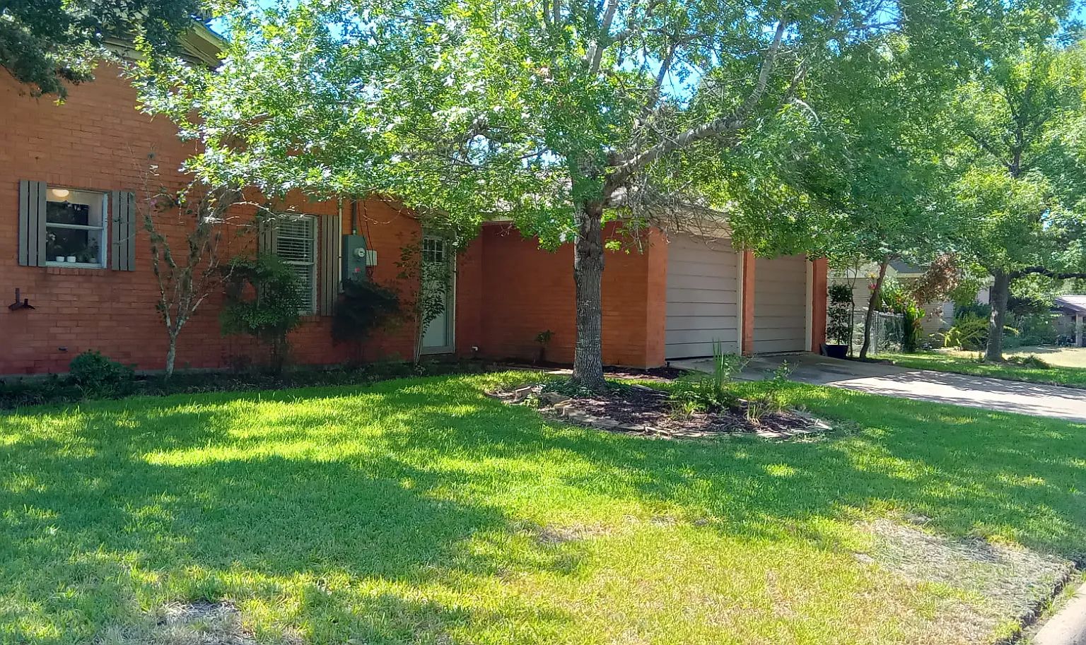 3 bed, 2200 sqft, $2,200 — Photo 3