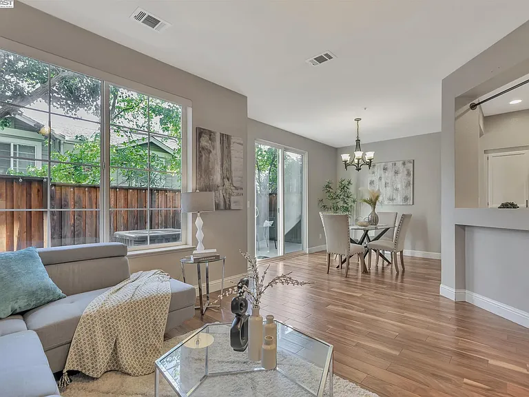10849 McPeak Ln — Photo 2