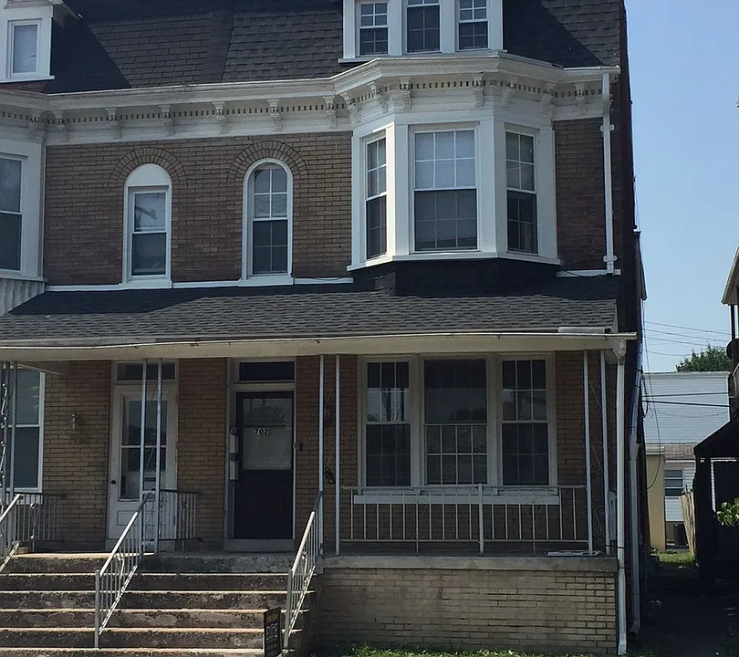 702 Roosevelt Ave #1
